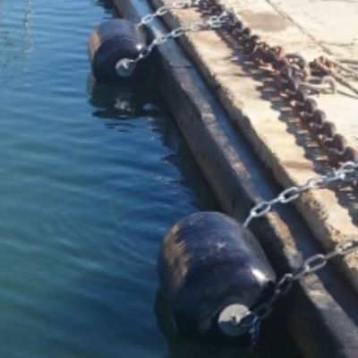 चेन और टायर नेट के साथ मरीन फ्लोटिंग रंगीन बम्पर पॉलीयूरेथेन ईवा समुद्री फेंडर